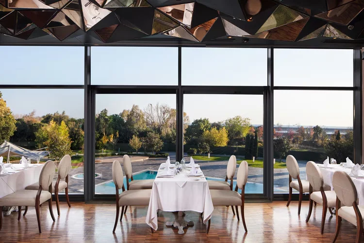 Sheraton İstanbul Ataköy Hotel içinde marina manzarasına bakan The Vox One alanı